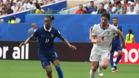 Michael Olise (i) de Francia disputa el balón con Declan Rice de Inglaterra este sábado Michael Olise (i) de Francia disputa el balón con Declan Rice de Inglaterra este sábado