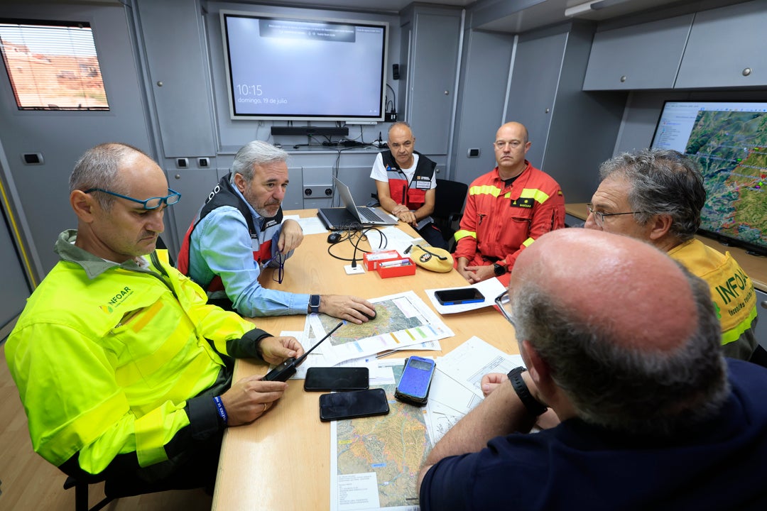 El presidente del Gobierno de Aragón, Jorge Azcón (2i), este domingo durante la reunión del Cecopi celebrada en el Puesto de Mando Avanzado de Farasdués con motivo del incendio de Orés (Zaragoza). El presidente del Gobierno de Aragón, Jorge Azcón (2i), este domingo durante la reunión del Cecopi celebrada en el Puesto de Mando Avanzado de Farasdués con motivo del incendio de Orés (Zaragoza).