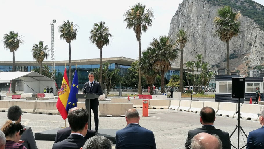 Acto de demolici&oacute;n de la verja de Gibraltar