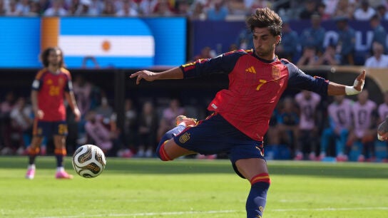 Ferran Torres de Espa&ntilde;a controla el bal&oacute;n este domingo, en el partido de la final del Mundial de la FIFA 2026 entre Espa&ntilde;a y Argentina en el estadio MetLife en Nueva Jersey