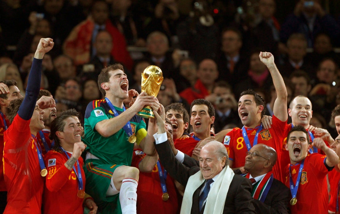 El capitan de la selección española de fútbol, Iker Casillas, recibe la copa del Mundial de Sudáfrica El capitan de la selección española de fútbol, Iker Casillas, recibe la copa del Mundial de Sudáfrica