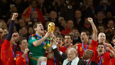 El capitan de la selección española de fútbol, Iker Casillas, recibe la copa del Mundial de Sudáfrica El capitan de la selección española de fútbol, Iker Casillas, recibe la copa del Mundial de Sudáfrica