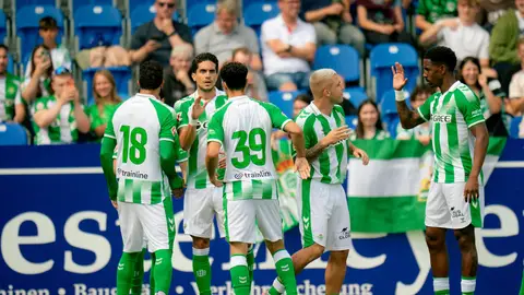Varios jugadores béticos celebran un gol en el amistoso ante el Sportfreunde Lotte. Varios jugadores béticos celebran un gol en el amistoso ante el Sportfreunde Lotte.