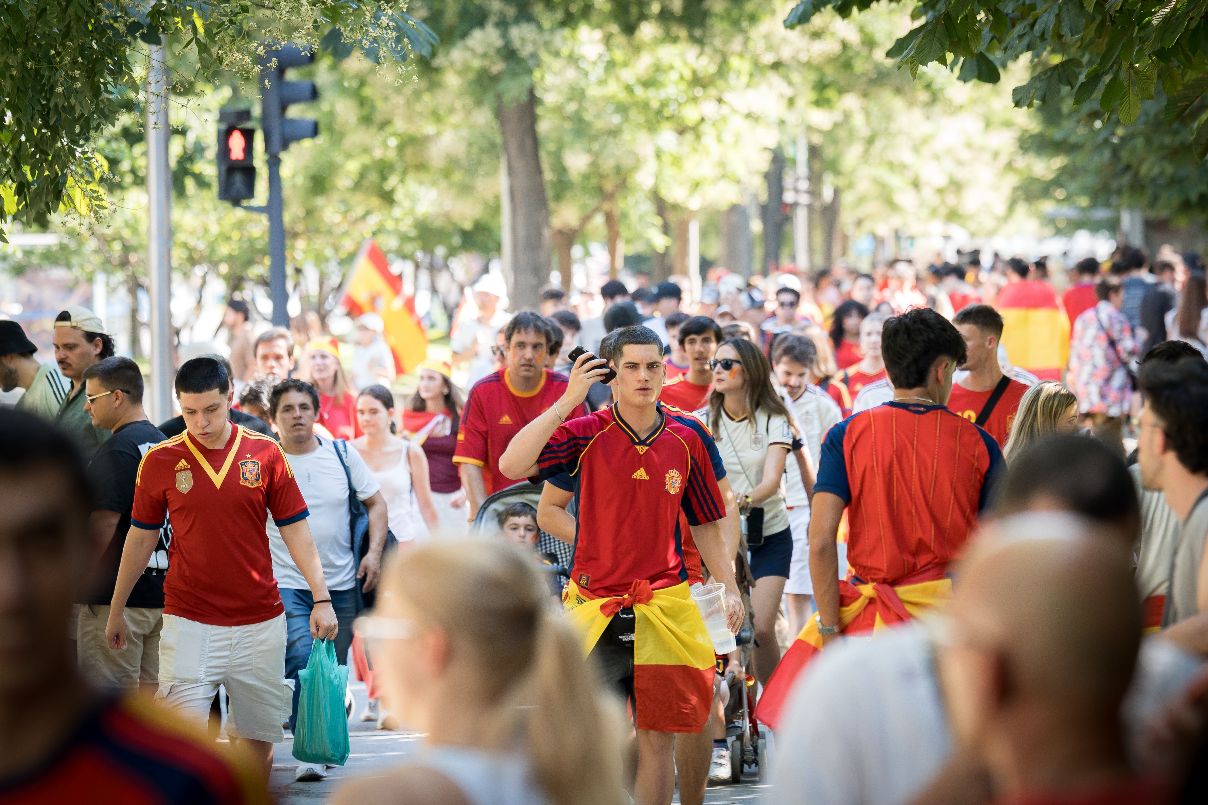 Aficionados de la selección española en la ‘fan zone’ de la plaza de Colón durante la celebración del partido entre España y Argentina, a 19 de julio de 2026, en Madrid (España). Aficionados de la selección española en la ‘fan zone’ de la plaza de Colón durante la celebración del partido entre España y Argentina, a 19 de julio de 2026, en Madrid (España).