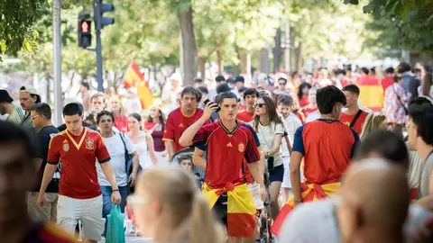 Aficionados de la selección española en la ‘fan zone’ de la plaza de Colón durante la celebración del partido entre España y Argentina, a 19 de julio de 2026, en Madrid (España). Aficionados de la selección española en la ‘fan zone’ de la plaza de Colón durante la celebración del partido entre España y Argentina, a 19 de julio de 2026, en Madrid (España).