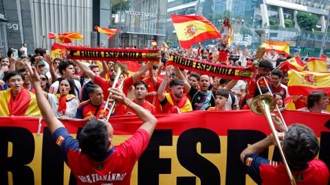 Aficionados de la selección de España se reúnen a un día de la final del Mundial de la FIFA 2026 ante Argentina, este sábado, en Nueva York (Estados Unidos). Aficionados de la selección de España se reúnen a un día de la final del Mundial de la FIFA 2026 ante Argentina, este sábado, en Nueva York (Estados Unidos).