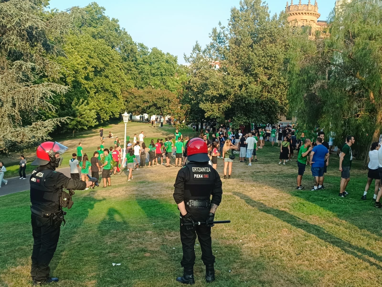 Manifestantes intentan derribar la pantalla gigante colocada por el PP en Bilbao Manifestantes intentan derribar la pantalla gigante colocada por el PP en Bilbao
