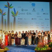 'Foto de familia' de los premiados en el 49 Festival Internacional de Cine Independiente de Elche. 