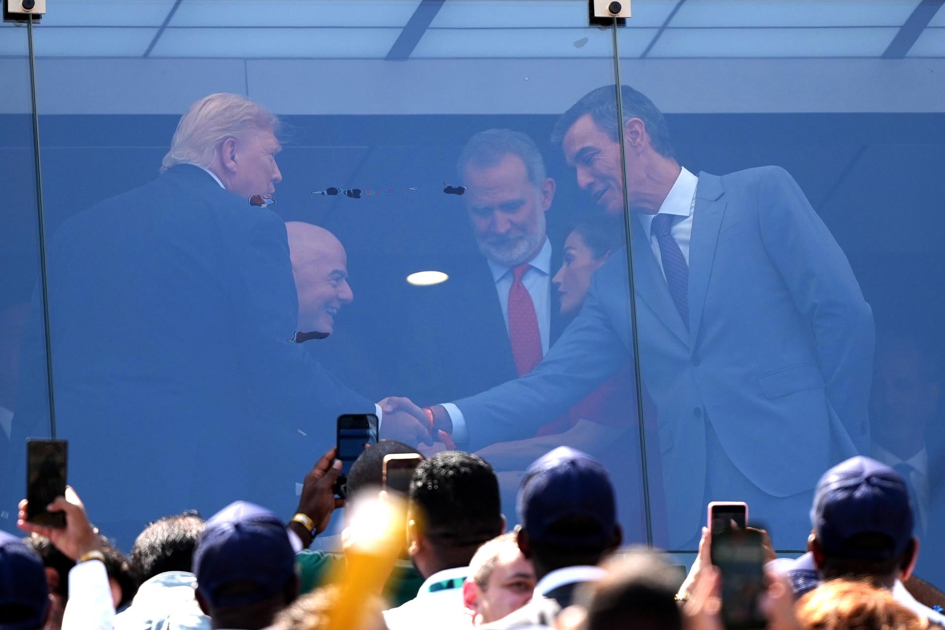 Así ha sido el esperado saludo entre Pedro Sánchez y Donald Trump en el palco durante la final del Mundial Así ha sido el esperado saludo entre Pedro Sánchez y Donald Trump en el palco durante la final del Mundial