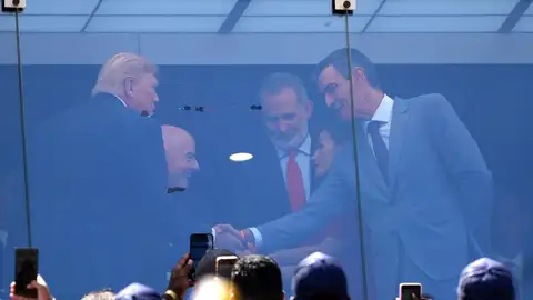 l presidente de Estados Unidos, Donald Trump (i) saluda al presidente del Gobierno de España, Pedro Sánchez en el partido de la final del Mundial de la FIFA 2026 entre España y Argentina en el estadio MetLife en Nueva Jersey (Estados Unidos) l presidente de Estados Unidos, Donald Trump (i) saluda al presidente del Gobierno de España, Pedro Sánchez en el partido de la final del Mundial de la FIFA 2026 entre España y Argentina en el estadio MetLife en Nueva Jersey (Estados Unidos)