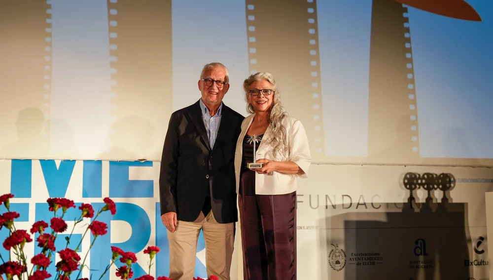 La actriz Kini Mánver tras recoger la Palmera del Plata del Festival de Cine de Elche. La actriz Kini Mánver tras recoger la Palmera del Plata del Festival de Cine de Elche.