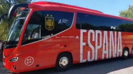 Así ha sido la llegada del autobús de la selección a la Zarzuela