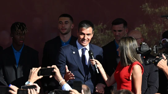El presidente del Gobierno, Pedro Sánchez (c), recibe a los jugadores de la selección española este lunes en el Palacio de la Moncloa tras proclamarse ayer campeones del mundo al derrotar en la final a Argentina. El presidente del Gobierno, Pedro Sánchez (c), recibe a los jugadores de la selección española este lunes en el Palacio de la Moncloa tras proclamarse ayer campeones del mundo al derrotar en la final a Argentina.