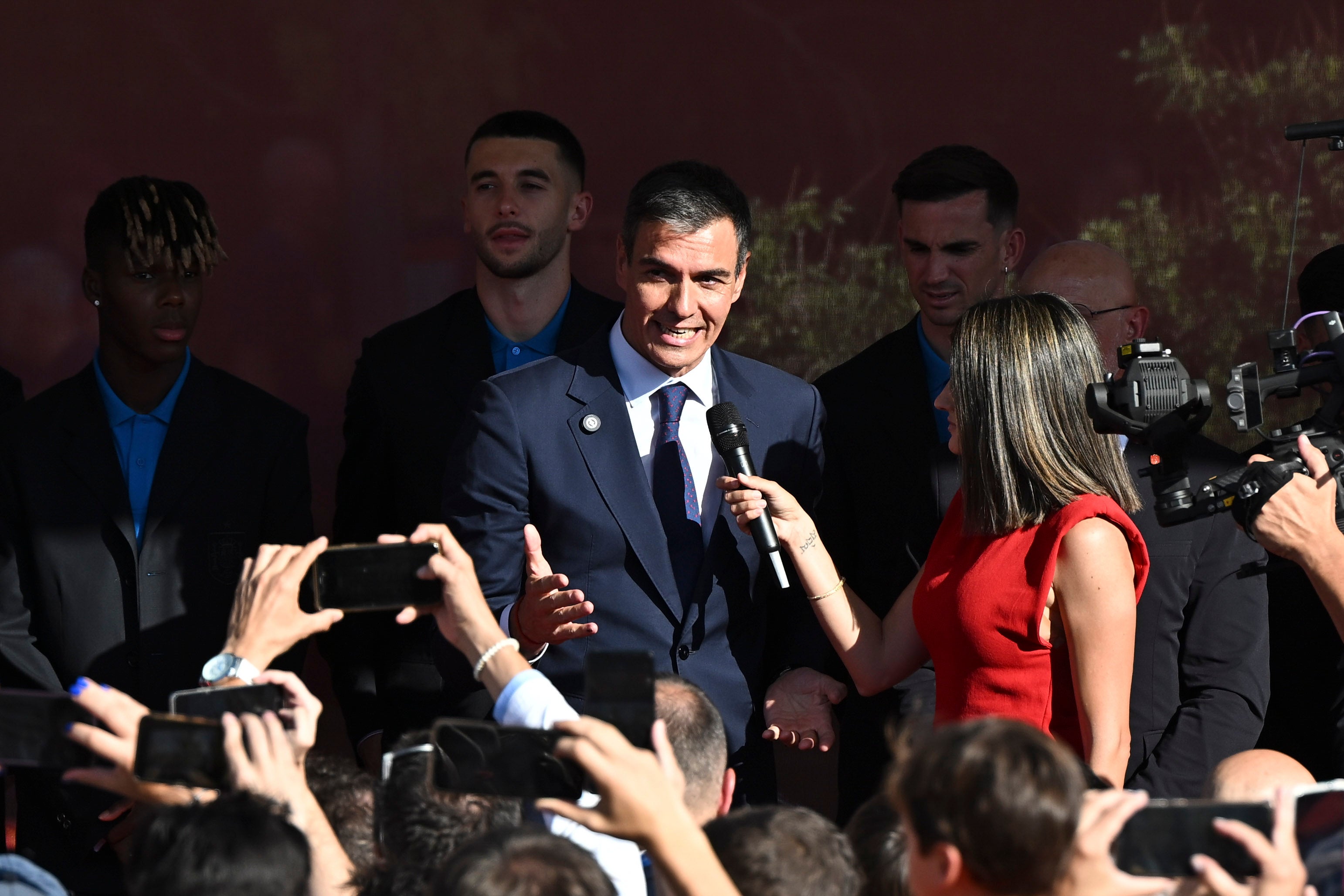 Pedro Sánchez apunta al Mundial de 2030 tras la segunda estrella: "¿Por qué no soñar con que no hay dos sin tres?" Pedro Sánchez apunta al Mundial de 2030 tras la segunda estrella: "¿Por qué no soñar con que no hay dos sin tres?"