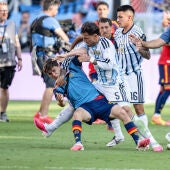 Leandro Paredes empuja a Pablo Gavi tras la final de la Copa del Mundo