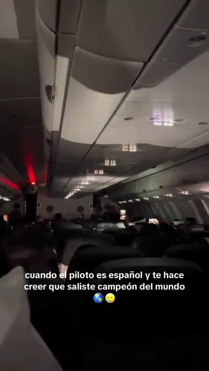 La broma de un piloto español a cientos de argentinos en pleno vuelo: les hace creer que Argentina ha ganado el Mundial La broma de un piloto español a cientos de argentinos en pleno vuelo: les hace creer que Argentina ha ganado el Mundial