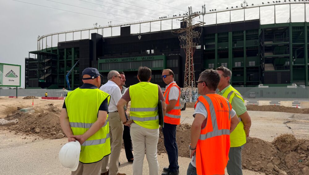 Ya han comenzado en Elche las obras de reurbanización del entorno del estadio de fútbol ‘Manuel Martínez Valero’.