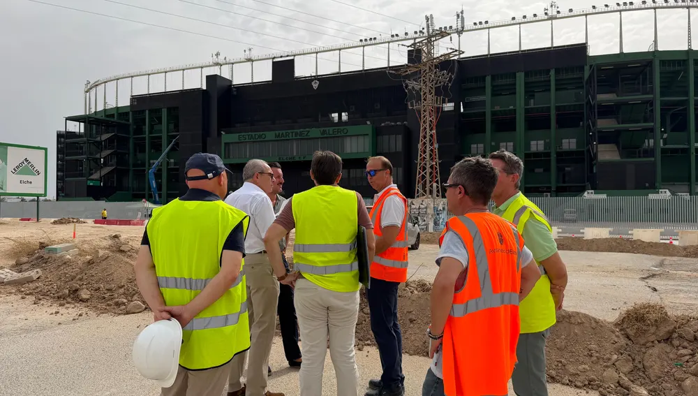 Ya han comenzado en Elche las obras de reurbanización del entorno del estadio de fútbol ‘Manuel Martínez Valero’. Ya han comenzado en Elche las obras de reurbanización del entorno del estadio de fútbol ‘Manuel Martínez Valero’.