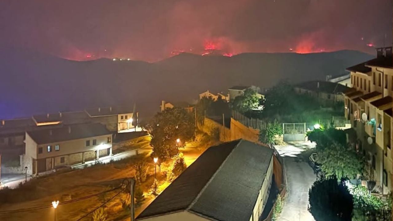 El incendio de La Mierla está atravesando cortafuegos de hasta 40 metros El incendio de La Mierla está atravesando cortafuegos de hasta 40 metros