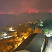 El incendio de La Mierla está atravesando cortafuegos de hasta 40 metros 