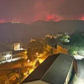 El incendio de La Mierla está atravesando cortafuegos de hasta 40 metros El incendio de La Mierla está atravesando cortafuegos de hasta 40 metros