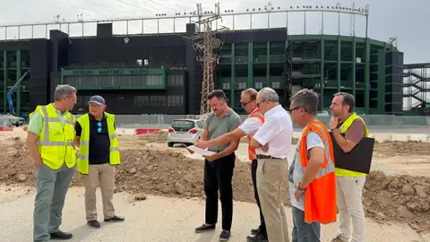 Ya han comenzado en Elche las obras de reurbanización del entorno del estadio de fútbol ‘Manuel Martínez Valero’. Ya han comenzado en Elche las obras de reurbanización del entorno del estadio de fútbol ‘Manuel Martínez Valero’.