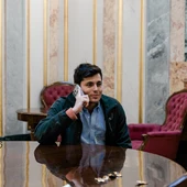 El periodista Vito Quiles habla por teléfono durante una sesión plenaria en el Congreso El periodista Vito Quiles habla por teléfono durante una sesión plenaria en el Congreso