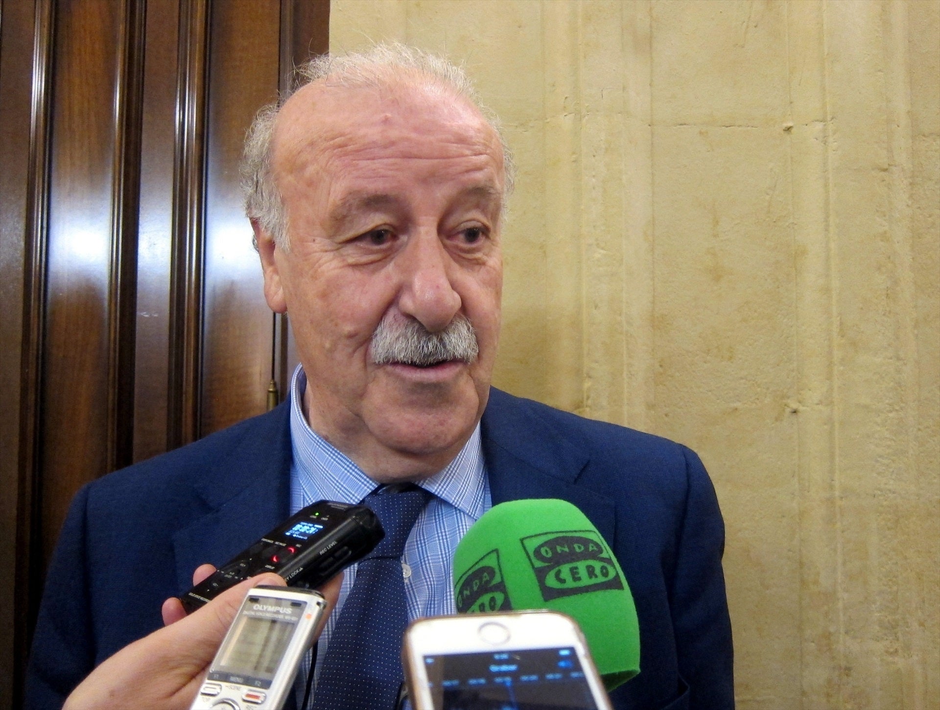 Del Bosque desvela que tras el Mundial de 2010 el seleccionador de Holanda fue a Las Rozas a disculparse "por el comportamiento que habían tenido" Del Bosque desvela que tras el Mundial de 2010 el seleccionador de Holanda fue a Las Rozas a disculparse "por el comportamiento que habían tenido"