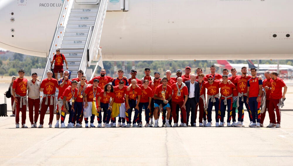 Todos los jugadores de la selección y el cuerpo técnico al completo posan con el trofeo 