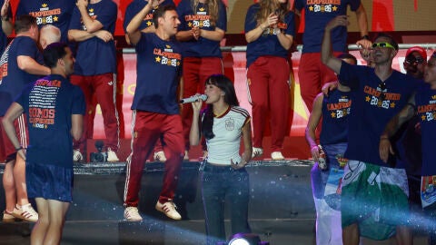 Aitana celebra la victoria del Mundial de Espa&ntilde;a en Cibeles