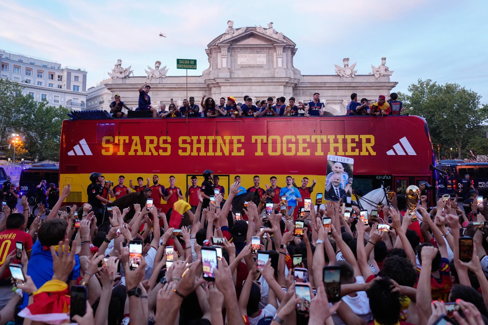 Multitudinaria celebración en Cibeles con los campeones del mundo Multitudinaria celebración en Cibeles con los campeones del mundo