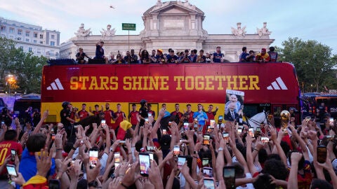 Los jugadores de la selección española a su llegada a la plaza de Cibeles para celebrar con los aficionados españoles el campeonato del mundo tras derrotar en la final a Argentina. Los jugadores de la selección española a su llegada a la plaza de Cibeles para celebrar con los aficionados españoles el campeonato del mundo tras derrotar en la final a Argentina.