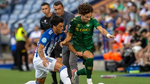 El centrocampista del Betis, Riquelme (d), intenta llevarse el balón ante el jugador del Recreativo, Nestor Senra, durante el encuentro correspondiente al Trofeo Colombino que disputan este miércoles en el estadio Nuevo Estadio Colombino de Huelva. El centrocampista del Betis, Riquelme (d), intenta llevarse el balón ante el jugador del Recreativo, Nestor Senra, durante el encuentro correspondiente al Trofeo Colombino que disputan este miércoles en el estadio Nuevo Estadio Colombino de Huelva.