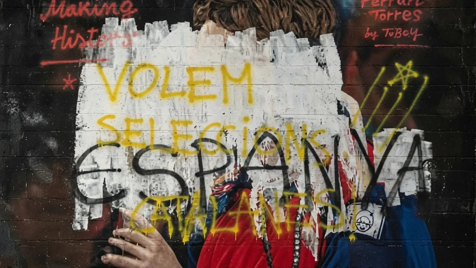 Vandalizan en Barcelona con un mensaje el mural en honor a Ferrán Torres con la Copa del Mundo: "Queremos selecciones catalanas" Vandalizan en Barcelona con un mensaje el mural en honor a Ferrán Torres con la Copa del Mundo: "Queremos selecciones catalanas"