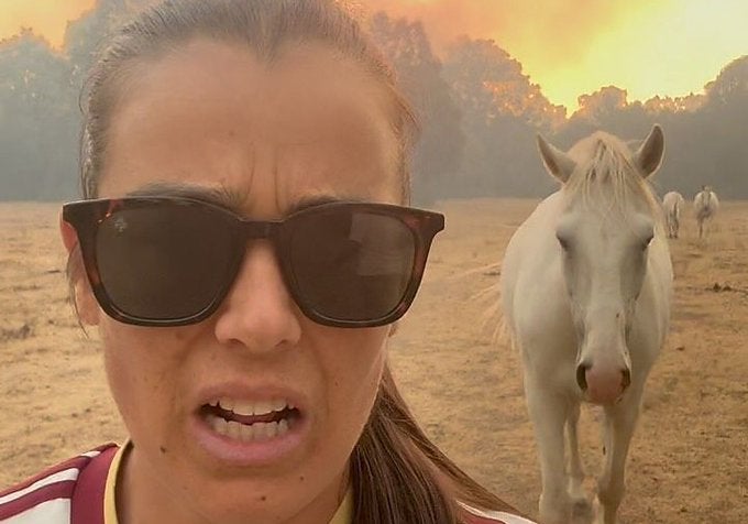Isabel Aaiún, "más tranquila" tras la extinción del incendio y agradecida con Mikel Oyarzabal: "Me hizo mucha ilusión" Isabel Aaiún, "más tranquila" tras la extinción del incendio y agradecida con Mikel Oyarzabal: "Me hizo mucha ilusión"