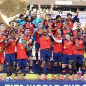 Rodri celebra levantando el trofeo de la Copa Mundial de la FIFA junto a sus compañeros tras la final del Mundial 2026 entre España y Argentina, disputada en el New York New Jersey Stadium el 19 de julio de 2026 en East Rutherford, Nueva Jersey. 