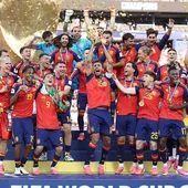 Rodri celebra levantando el trofeo de la Copa Mundial de la FIFA junto a sus compañeros tras la final del Mundial 2026 entre España y Argentina, disputada en el New York New Jersey Stadium el 19 de julio de 2026 en East Rutherford, Nueva Jersey. Rodri celebra levantando el trofeo de la Copa Mundial de la FIFA junto a sus compañeros tras la final del Mundial 2026 entre España y Argentina, disputada en el New York New Jersey Stadium el 19 de julio de 2026 en East Rutherford, Nueva Jersey.