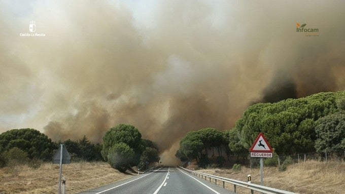 Un incendio de nivel 2 en Almorox (Toledo) obliga a evacuar una urbanización y confinar otra Un incendio de nivel 2 en Almorox (Toledo) obliga a evacuar una urbanización y confinar otra