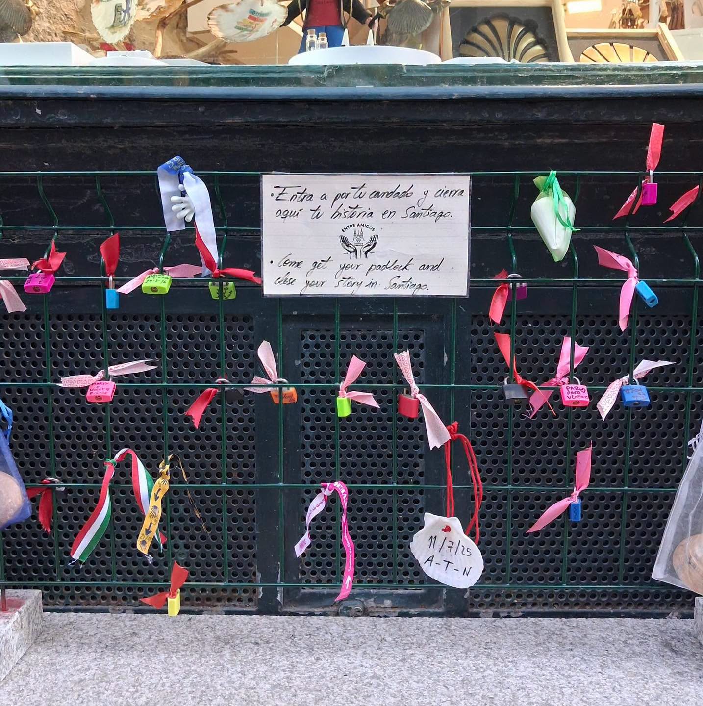 Apatrigal lamenta que se invite a comprar "candados del amor" en Santiago: "esta tendencia actual no refleja amor por el lugar visitado, sino más bien una preocupante falta de respeto hacia el patrimonio y hacia los demás" Apatrigal lamenta que se invite a comprar "candados del amor" en Santiago: "esta tendencia actual no refleja amor por el lugar visitado, sino más bien una preocupante falta de respeto hacia el patrimonio y hacia los demás"