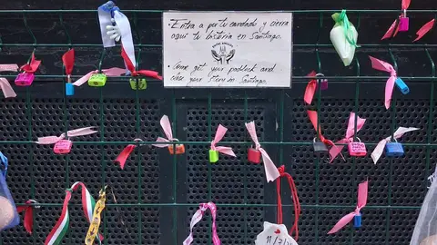 Apatrigal lamenta que se invite a comprar "cabdados del amor" en Santiago: "esta tendencia actual no refleja amor por el lugar visitado, sino más bien una preocupante falta de respeto hacia el patrimonio y hacia los demás" Apatrigal lamenta que se invite a comprar "cabdados del amor" en Santiago: "esta tendencia actual no refleja amor por el lugar visitado, sino más bien una preocupante falta de respeto hacia el patrimonio y hacia los demás"
