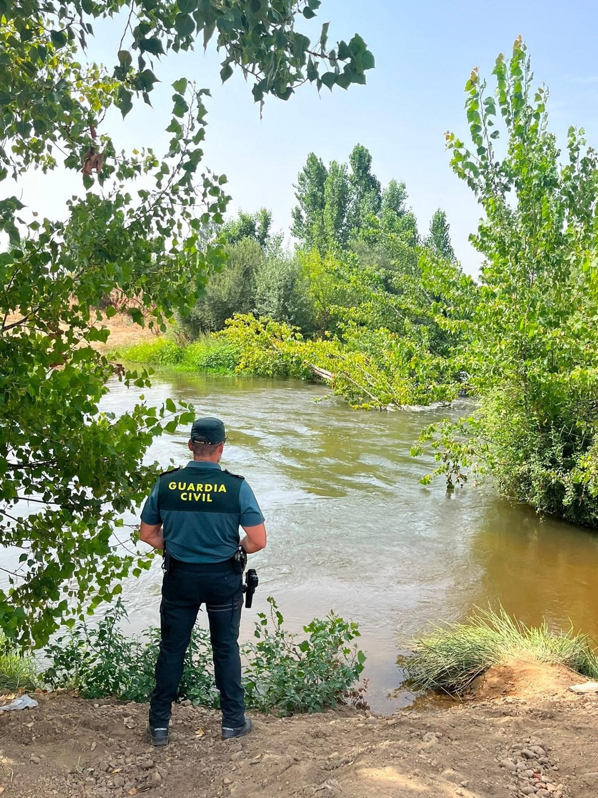 Dos guardias civiles rescatan a un menor arrastrado por la corriente en el río Ruecas Dos guardias civiles rescatan a un menor arrastrado por la corriente en el río Ruecas