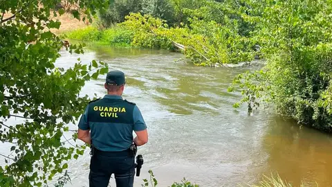 Dos guardias civiles rescatan a un menor arrastrado por la corriente en el río Ruecas Dos guardias civiles rescatan a un menor arrastrado por la corriente en el río Ruecas