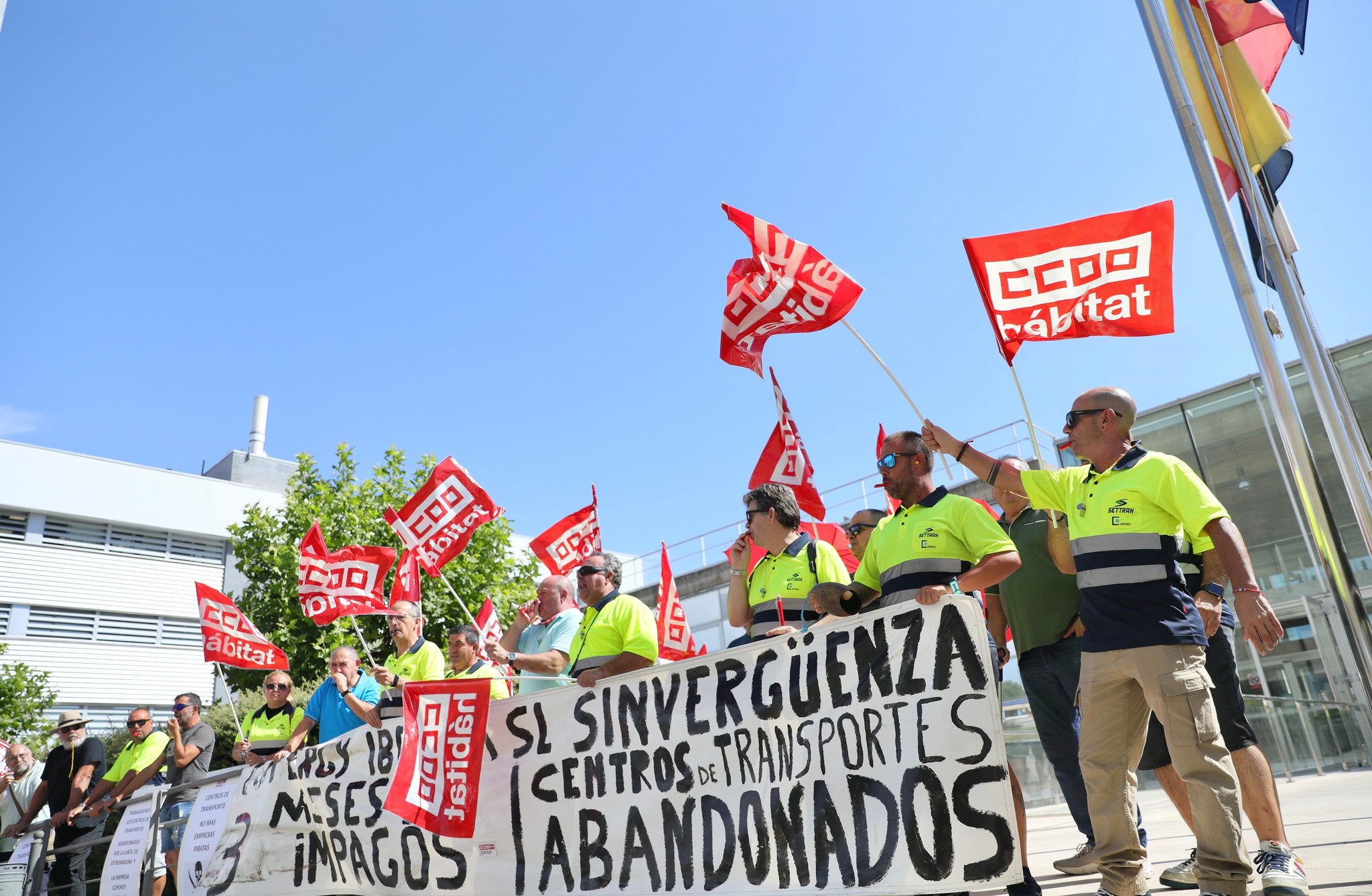 CCOO desconvoca las movilizaciones de los trabajadores de los centros de transporte de Extremadura CCOO desconvoca las movilizaciones de los trabajadores de los centros de transporte de Extremadura
