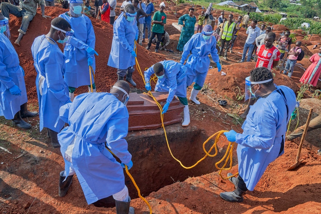 Personal sanitario entierra a una víctima de ébola en Bunia, la capital de la provincia de Ituri, epicentro del brote registrado en República Democrática del Congo (RDC). Personal sanitario entierra a una víctima de ébola en Bunia, la capital de la provincia de Ituri, epicentro del brote registrado en República Democrática del Congo (RDC).