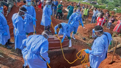 Personal sanitario entierra a una víctima de ébola en Bunia, la capital de la provincia de Ituri, epicentro del brote registrado en República Democrática del Congo (RDC). Personal sanitario entierra a una víctima de ébola en Bunia, la capital de la provincia de Ituri, epicentro del brote registrado en República Democrática del Congo (RDC).