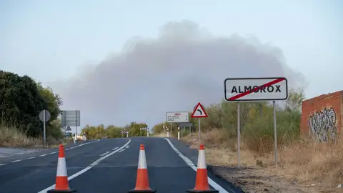 Cortan varias carreteras por el incendio de Almorox (Toledo) Cortan varias carreteras por el incendio de Almorox (Toledo)