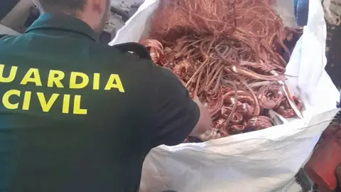 Dos detenidos por robar cable y material de centros de transformación eléctrica de Almendralejo y Aceuchal Dos detenidos por robar cable y material de centros de transformación eléctrica de Almendralejo y Aceuchal