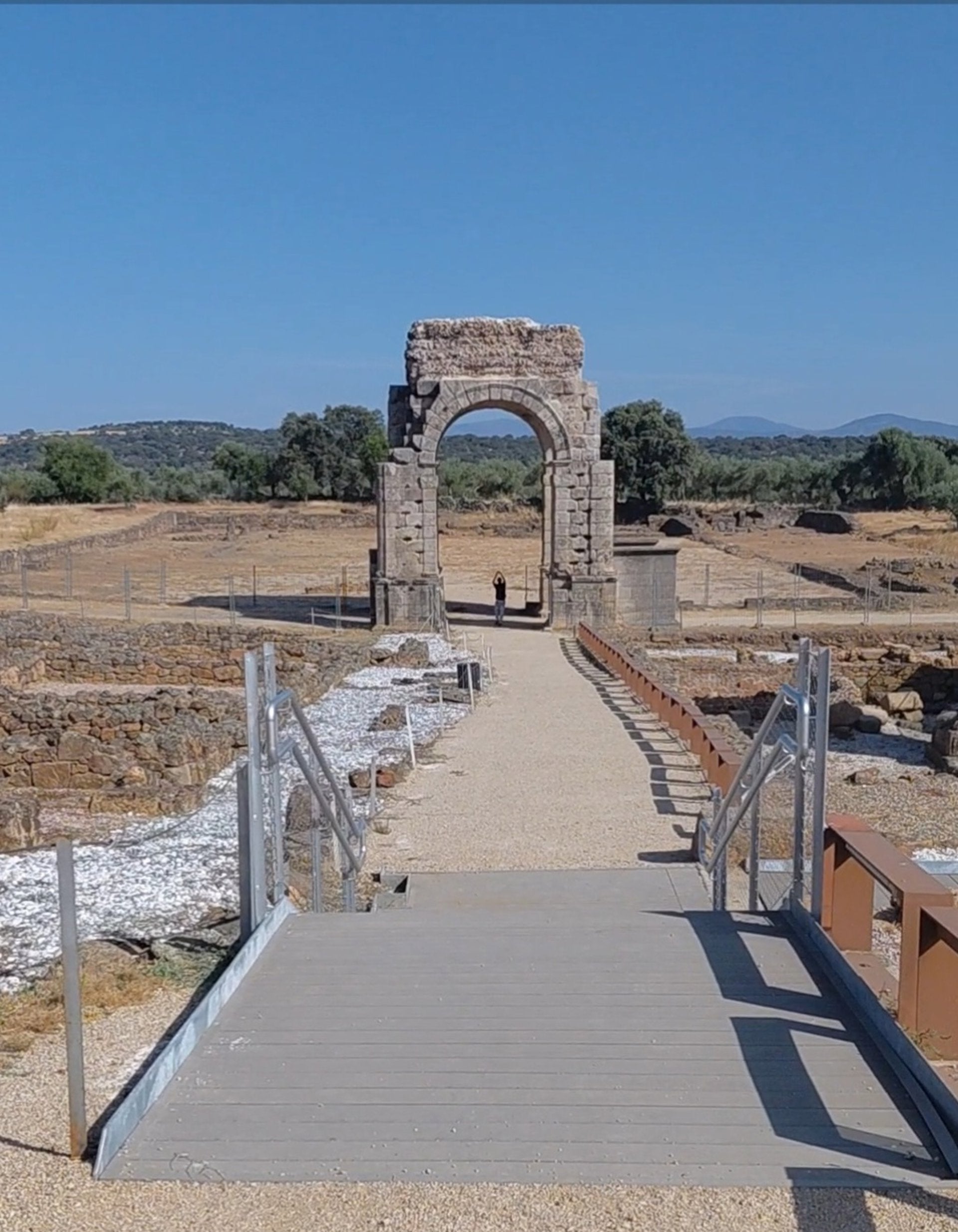 La ciudad romana de Cáparra estrena un nuevo centro de visitantes más accesible y mejoras en el yacimiento tras invertir 2 millones La ciudad romana de Cáparra estrena un nuevo centro de visitantes más accesible y mejoras en el yacimiento tras invertir 2 millones