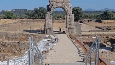 La ciudad romana de Cáparra estrena un nuevo centro de visitantes más accesible y mejoras en el yacimiento tras invertir 2 millones La ciudad romana de Cáparra estrena un nuevo centro de visitantes más accesible y mejoras en el yacimiento tras invertir 2 millones
