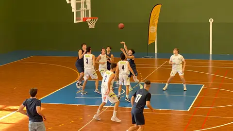 Tiro a canasta en un partido del Universidad Pontificia de Salamanca Tiro a canasta en un partido del Universidad Pontificia de Salamanca